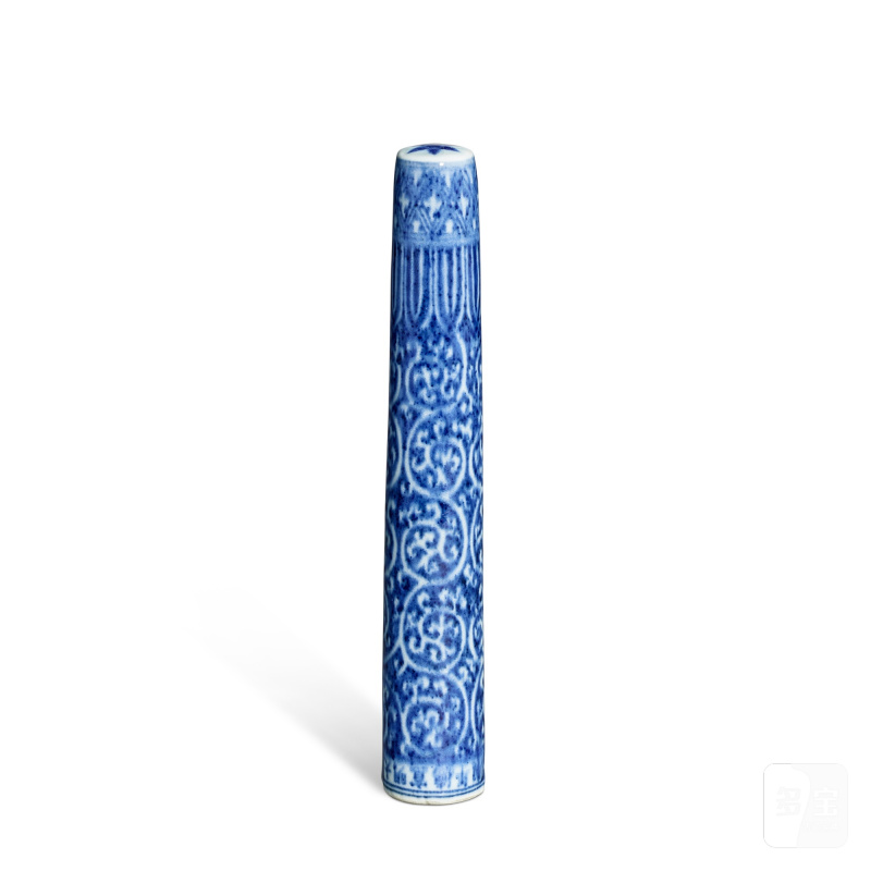 A blue and white 'floral' brush handle, Qing dynasty, Kangxi period | 清康熙 青花纏枝紋筆管 《大明宣德年製》仿款 - 图1